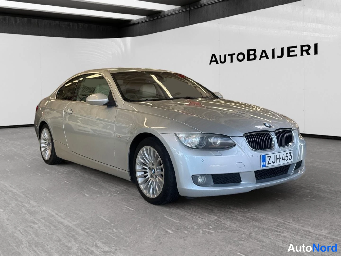 Harmaa BMW 325i 2008, etuviisto, keula oikealle, kuva 2