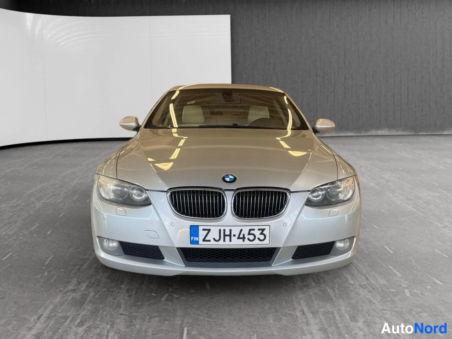 Harmaa BMW 325i 2008, edestä, kuva 3
