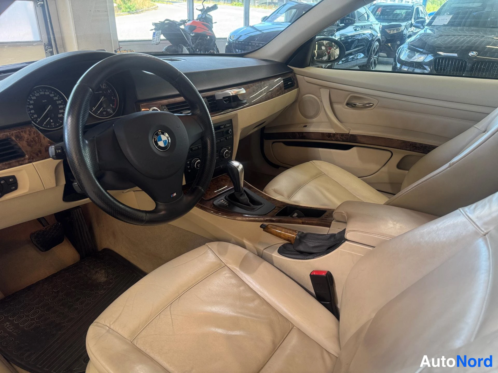 Harmaa BMW 325i 2008, ohjaamo, kuva 9