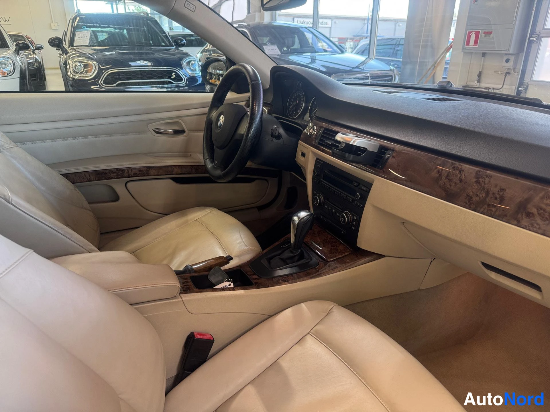 Harmaa BMW 325i 2008, ohjaamo, kuva 13