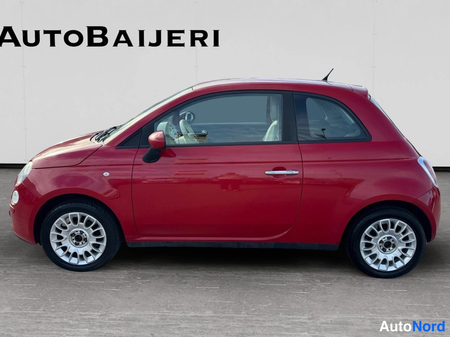 Punainen Fiat 500 2012, sivulta, kuva 4