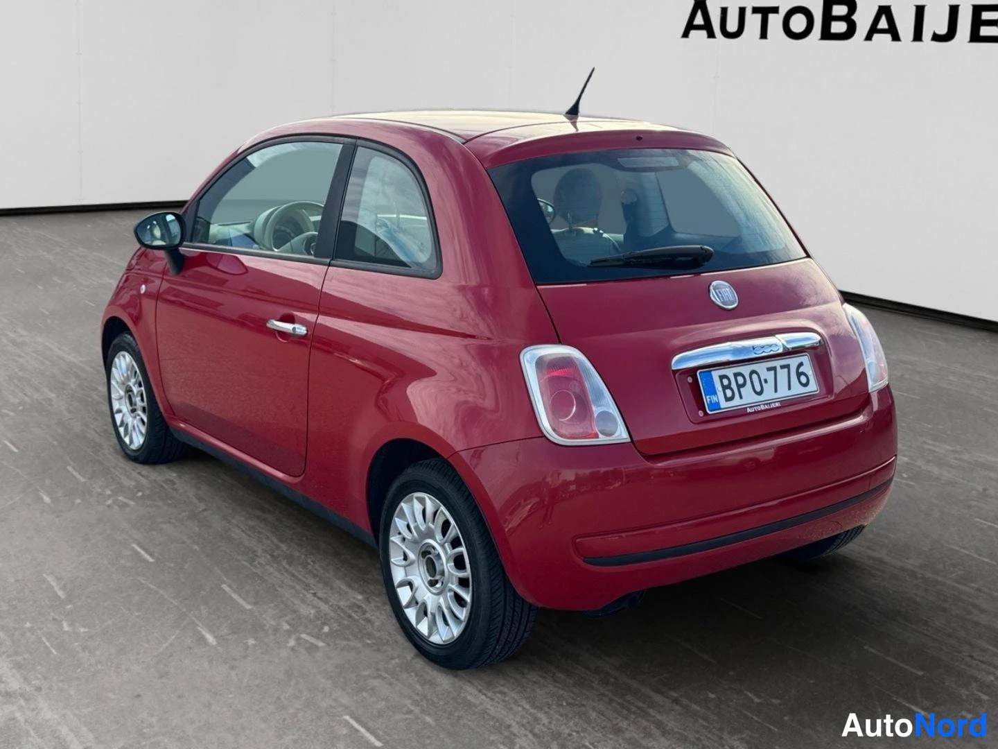 Punainen Fiat 500 2012, takaviisto, kuva 6