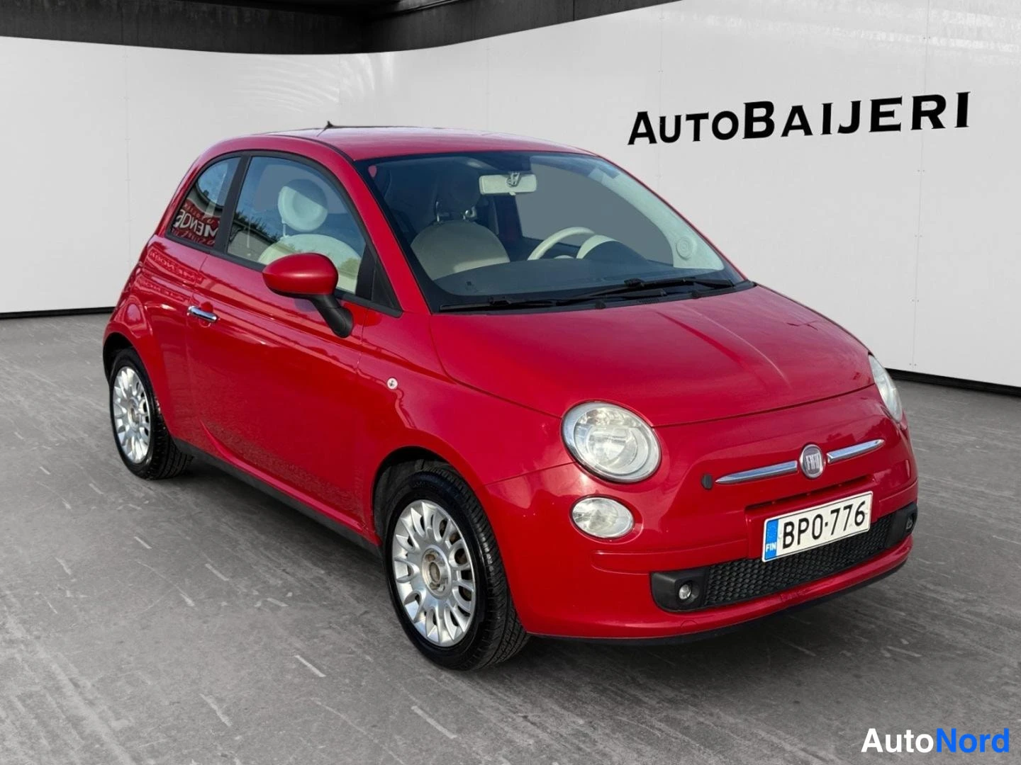 Punainen Fiat 500 2012, etuviisto, keula oikealle, kuva 2