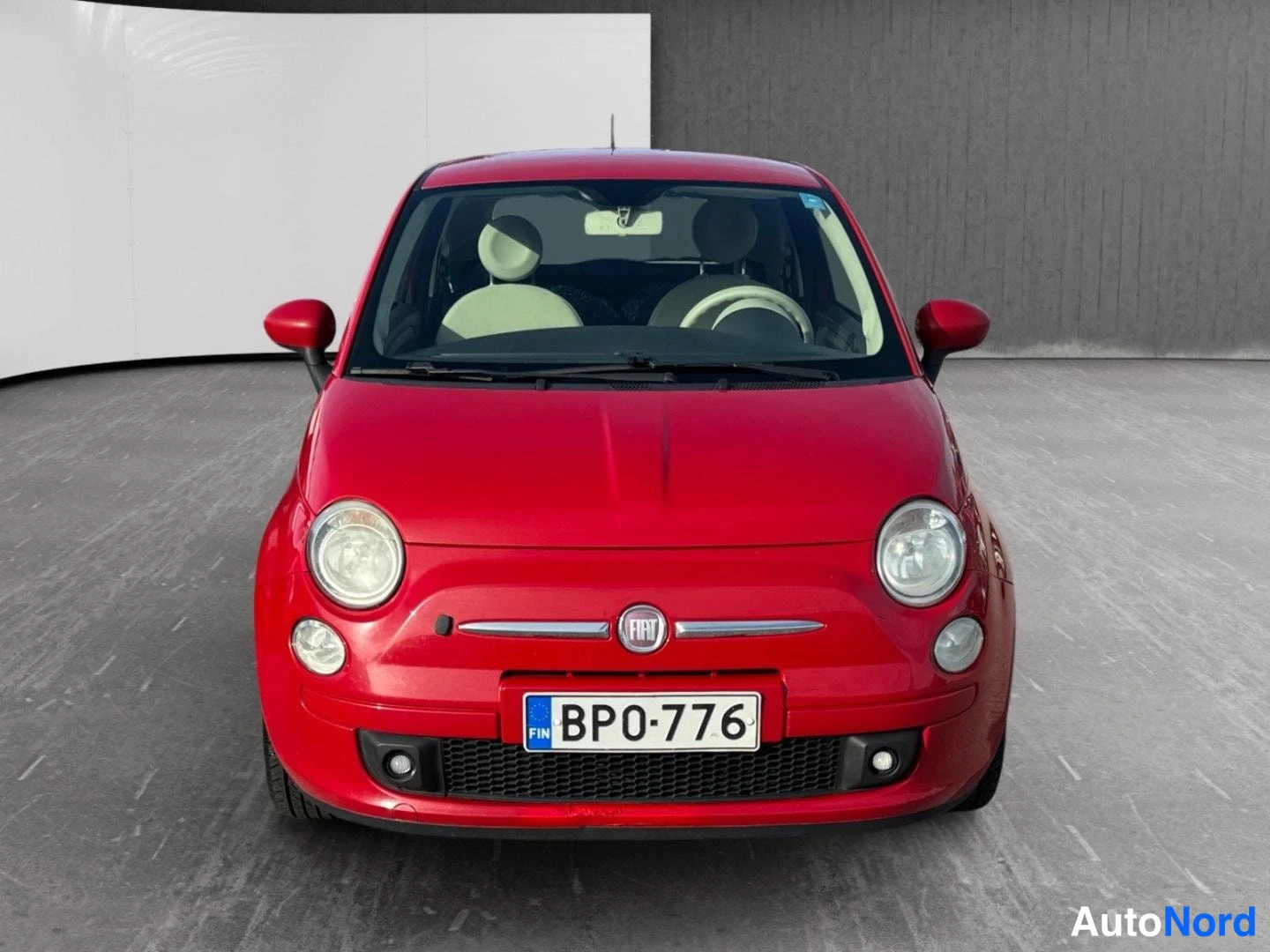 Punainen Fiat 500 2012, edestä, kuva 3