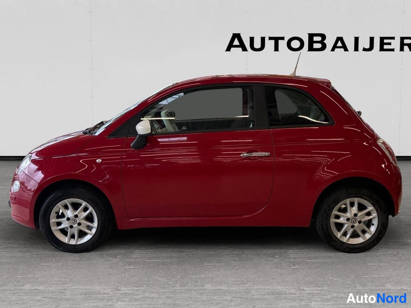 Röd Fiat 500 2014, från sidan, bild 4
