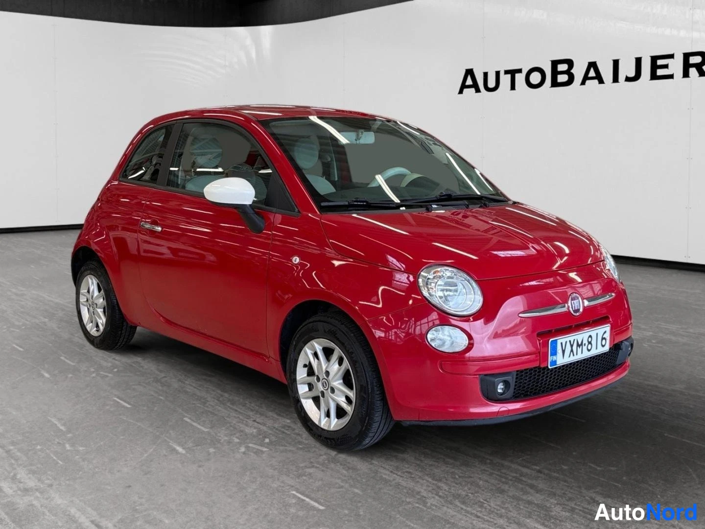 Röd Fiat 500 2014, snett framifrån, fronten åt höger, bild 2