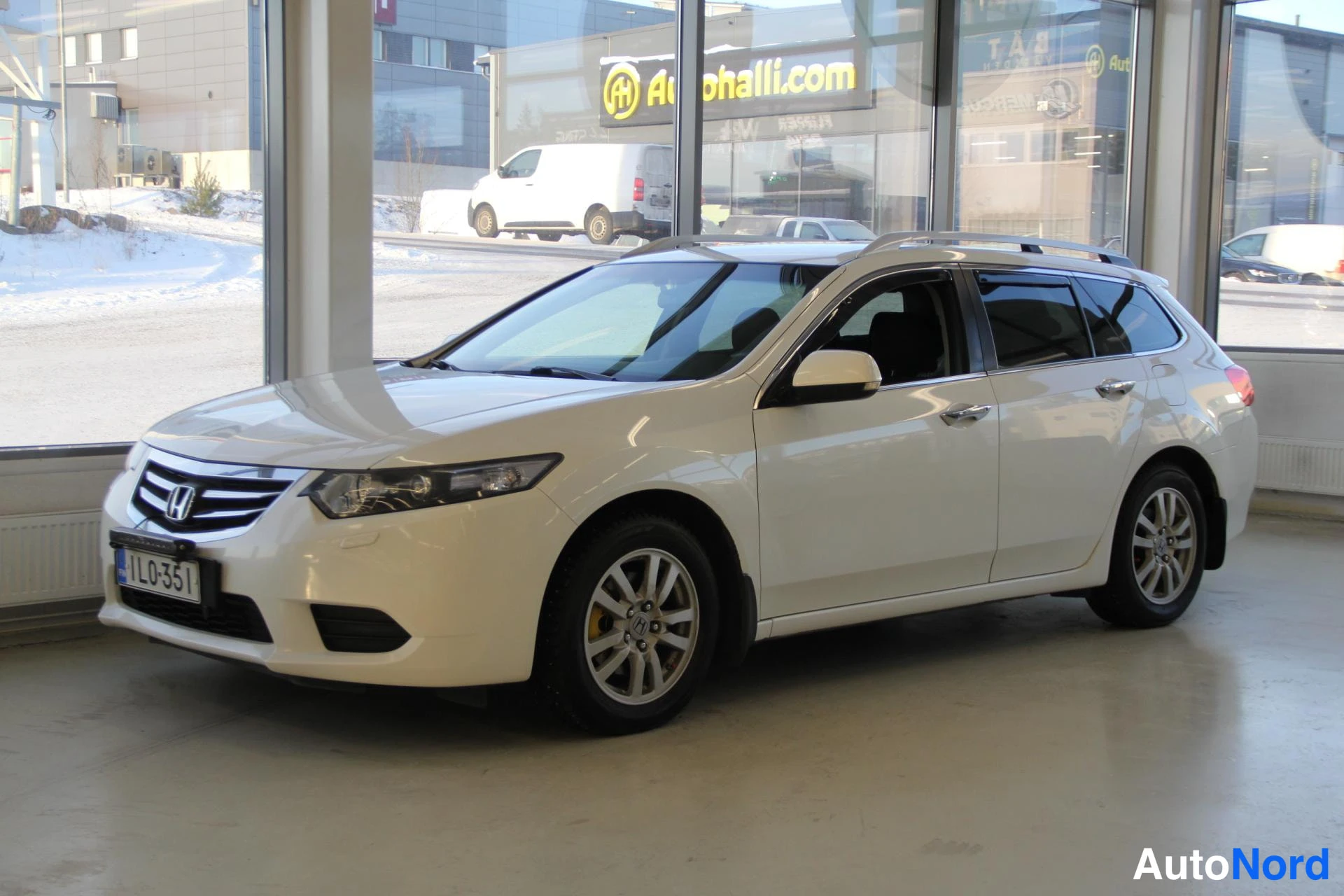 White Honda Accord Tourer 2015, front three-quarter, nose to the left, photo 2