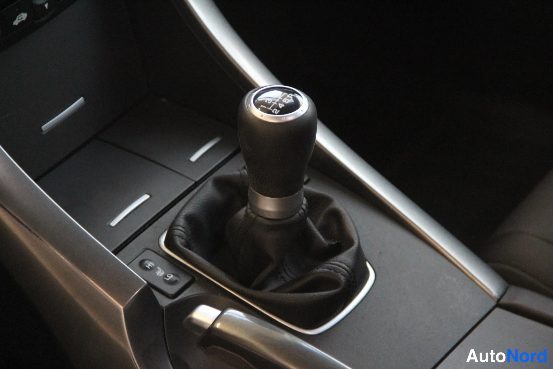 White Honda Accord Tourer 2015, detail, photo 12