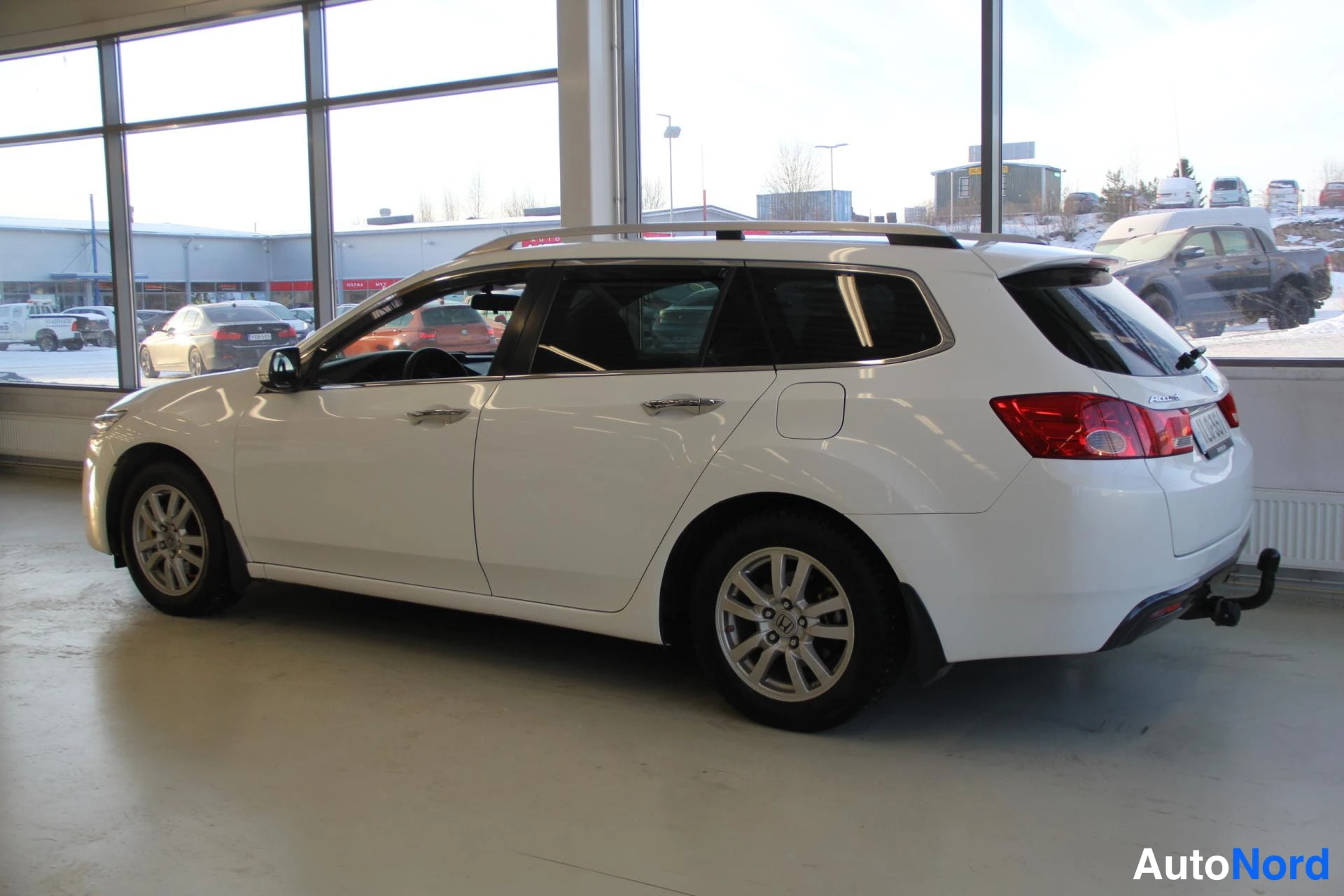 White Honda Accord Tourer 2015, rear three-quarter, photo 5