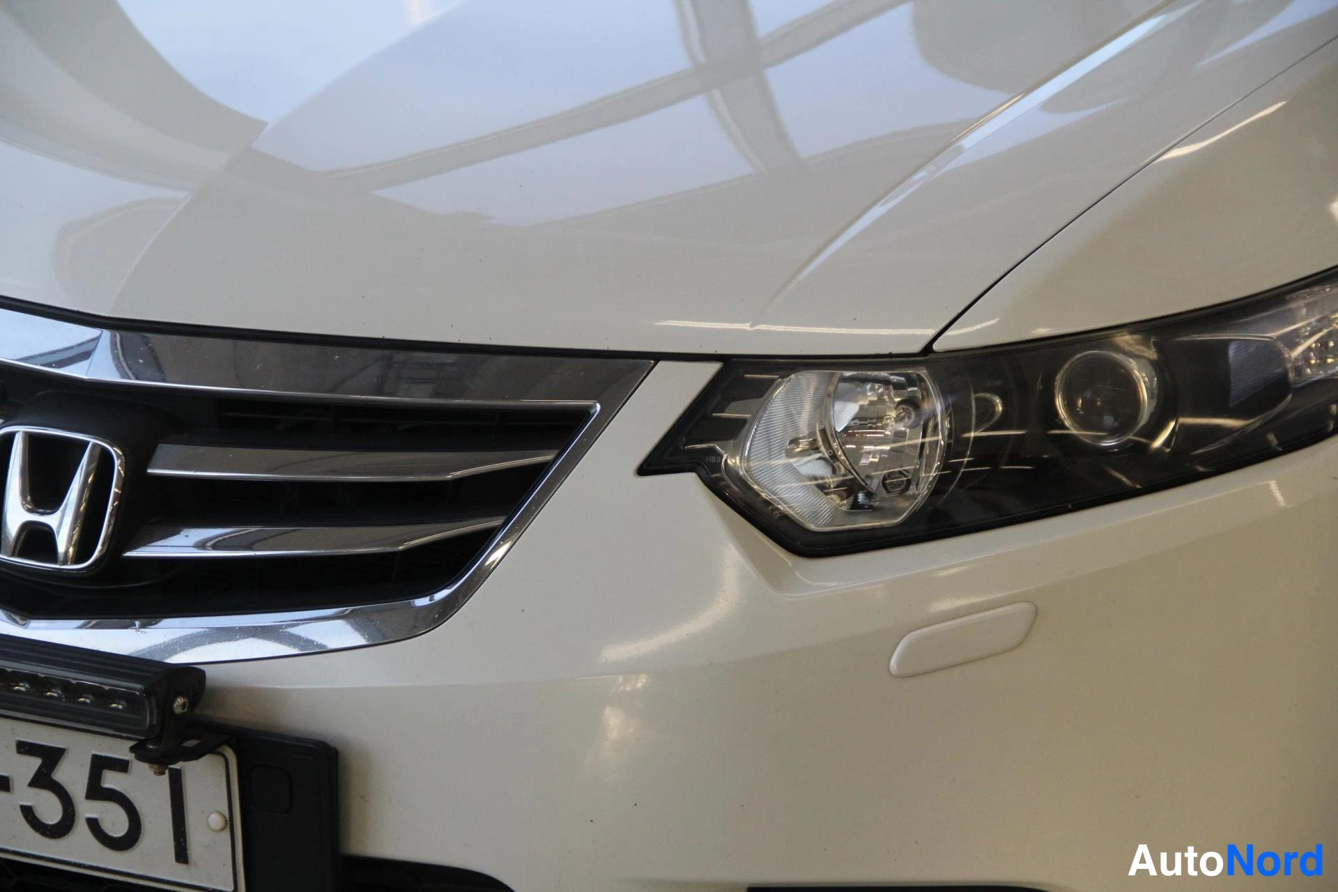 White Honda Accord Tourer 2015, detail, photo 10