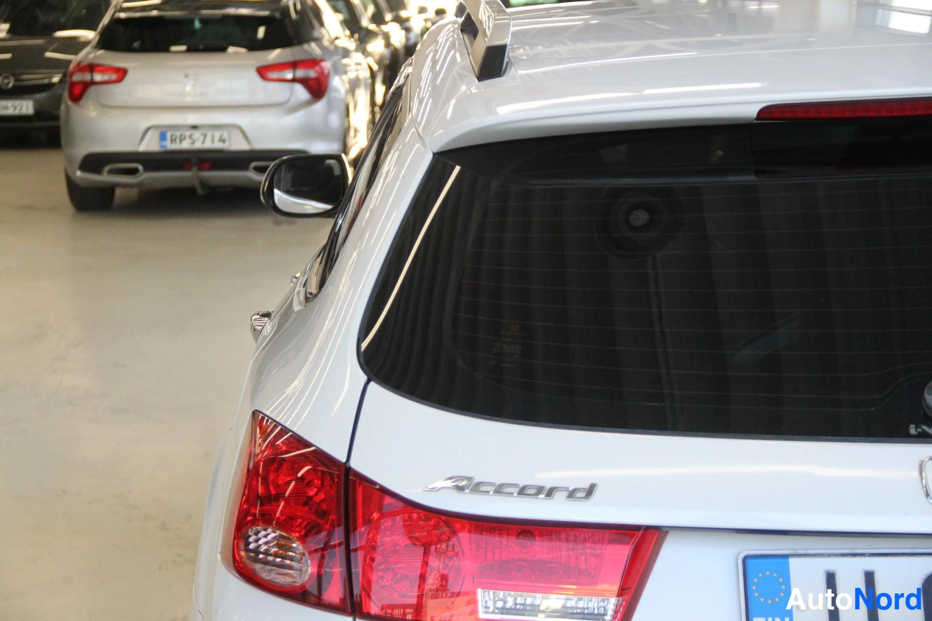 White Honda Accord Tourer 2015, rear three-quarter, photo 6