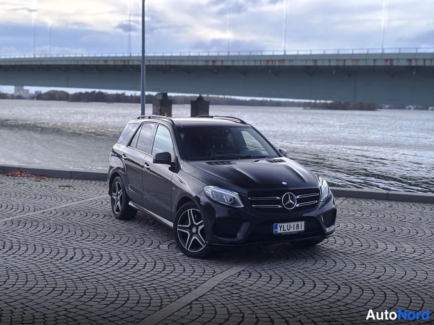 Musta Mercedes-Benz GLE 500 e 4MATIC 2016, etuviisto, keula oikealle, kuva 2
