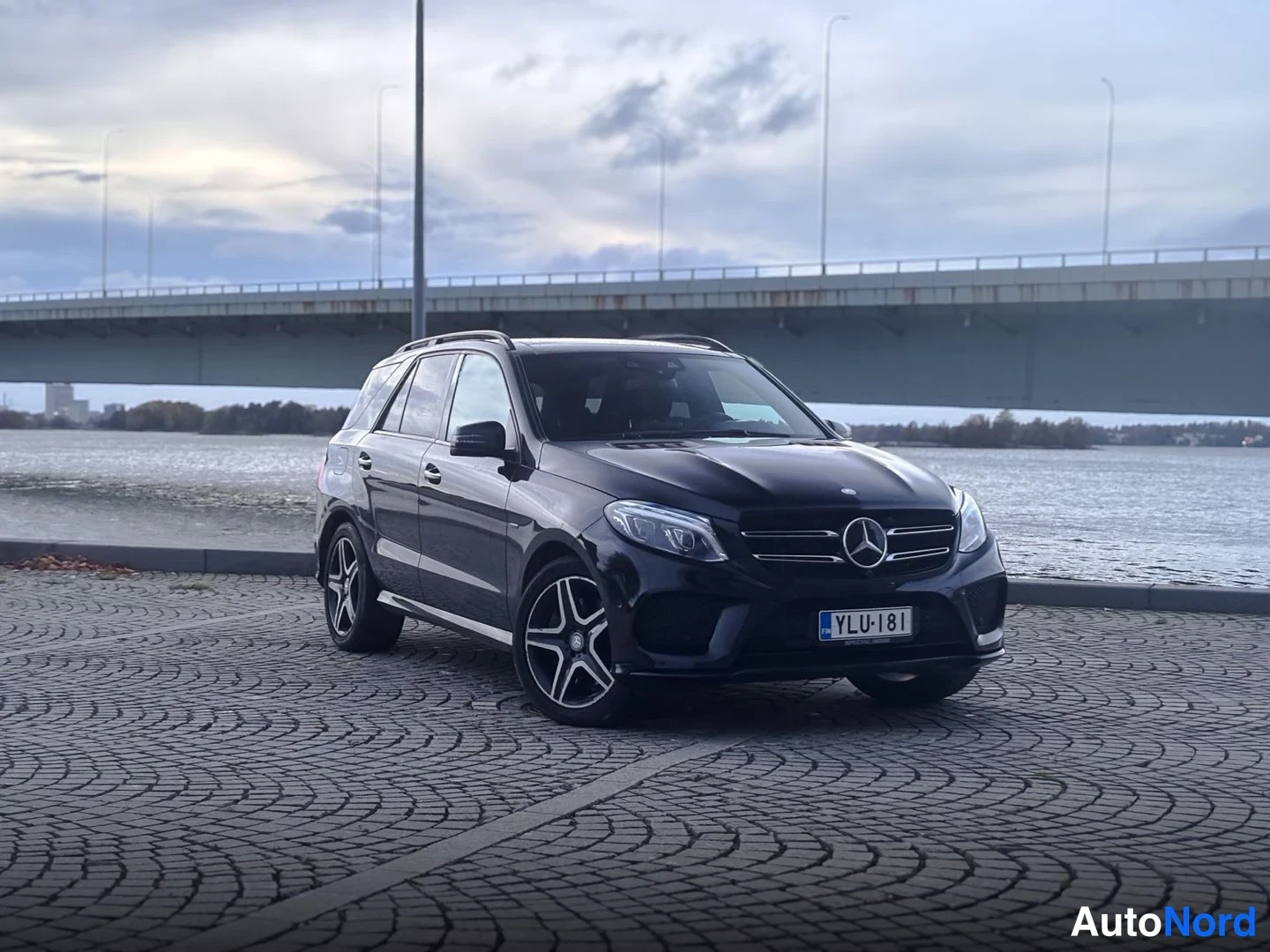 Musta Mercedes-Benz GLE 500 e 4MATIC 2016, etuviisto, keula oikealle, kuva 3