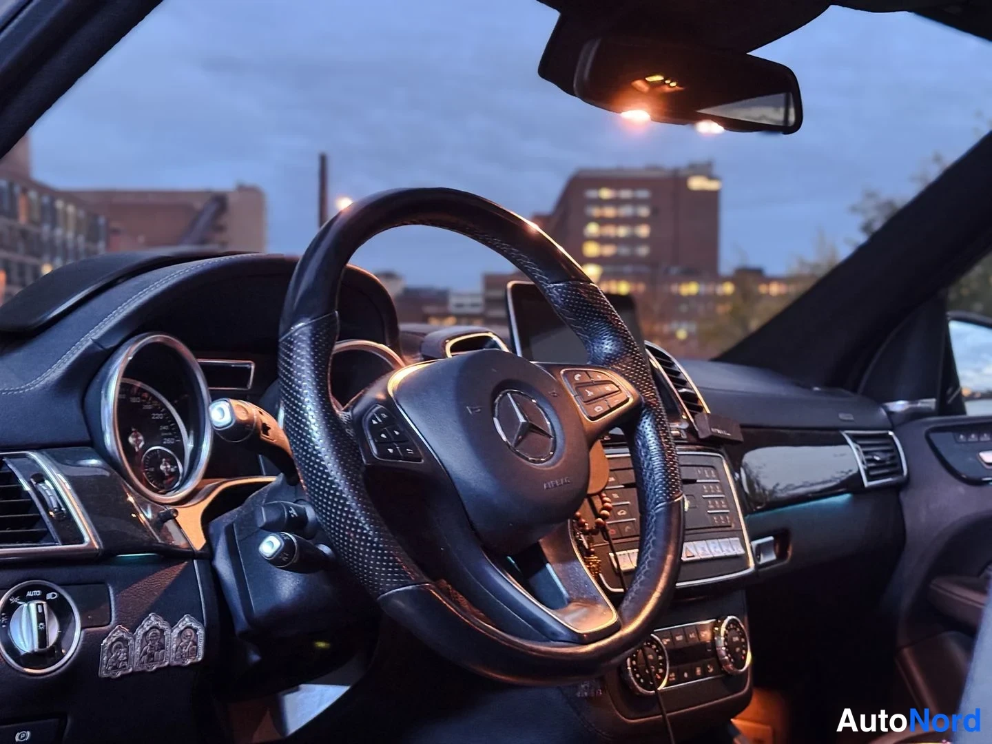 Musta Mercedes-Benz GLE 500 e 4MATIC 2016, ohjaamo, kuva 11