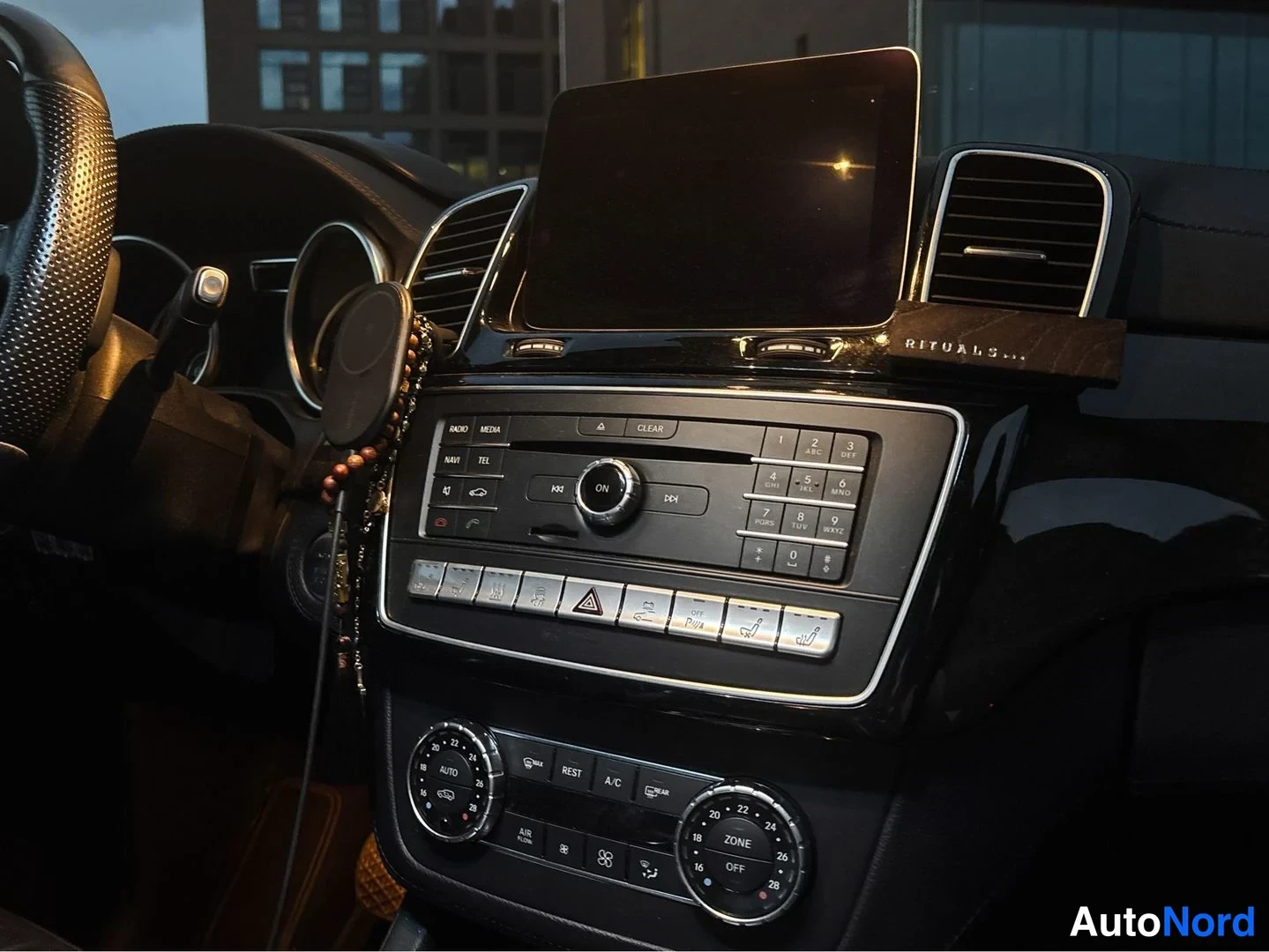 Musta Mercedes-Benz GLE 500 e 4MATIC 2016, ohjaamo, kuva 12
