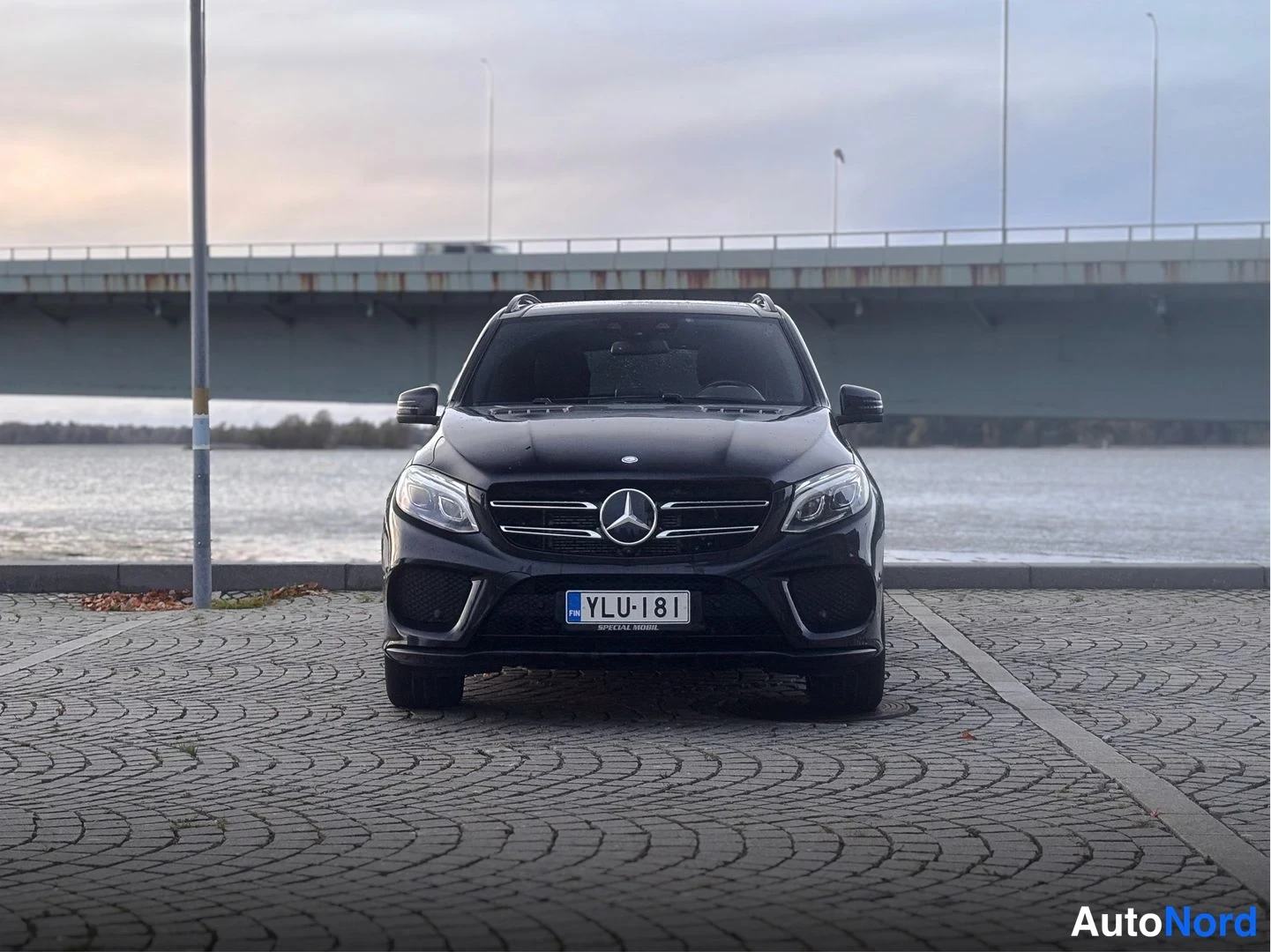 Musta Mercedes-Benz GLE 500 e 4MATIC 2016, edestä, kuva 5