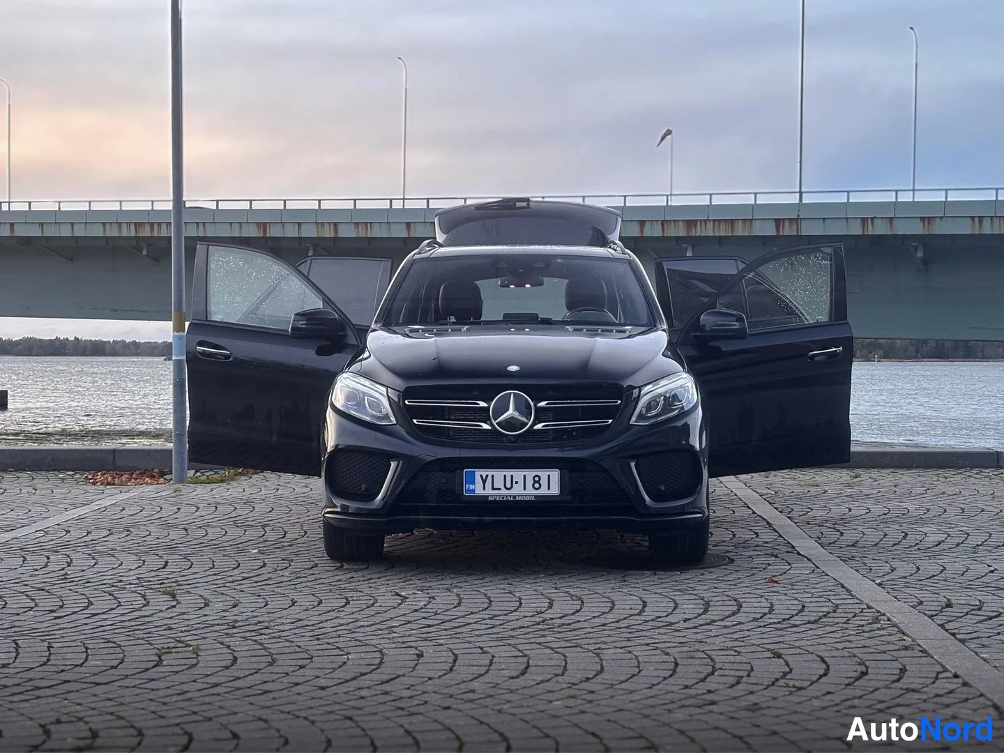 Musta Mercedes-Benz GLE 500 e 4MATIC 2016, edestä, kuva 6