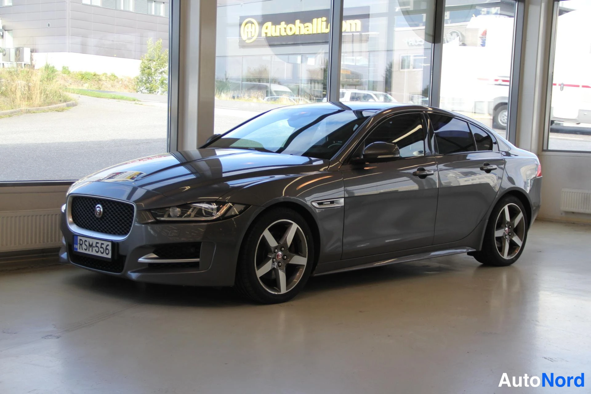 Valkoinen Jaguar XE 2016, etuviisto, keula vasemmalle, kuva 2