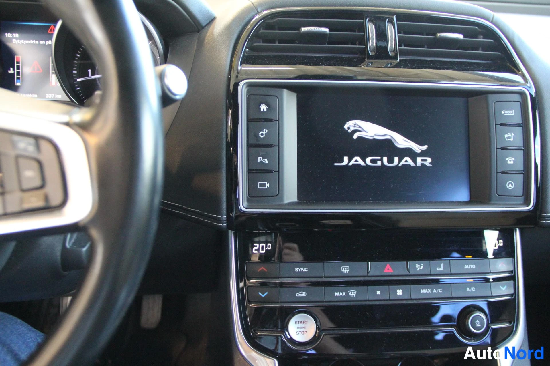 Valkoinen Jaguar XE 2016, ohjaamo, kuva 9