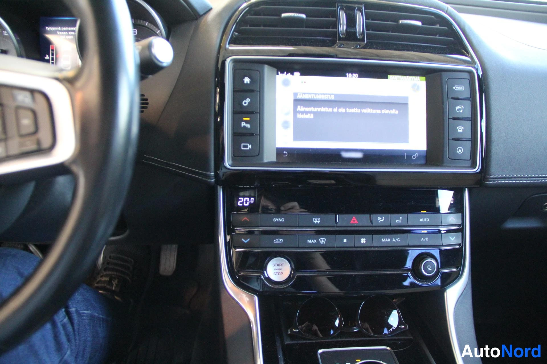 Valkoinen Jaguar XE 2016, ohjaamo, kuva 10