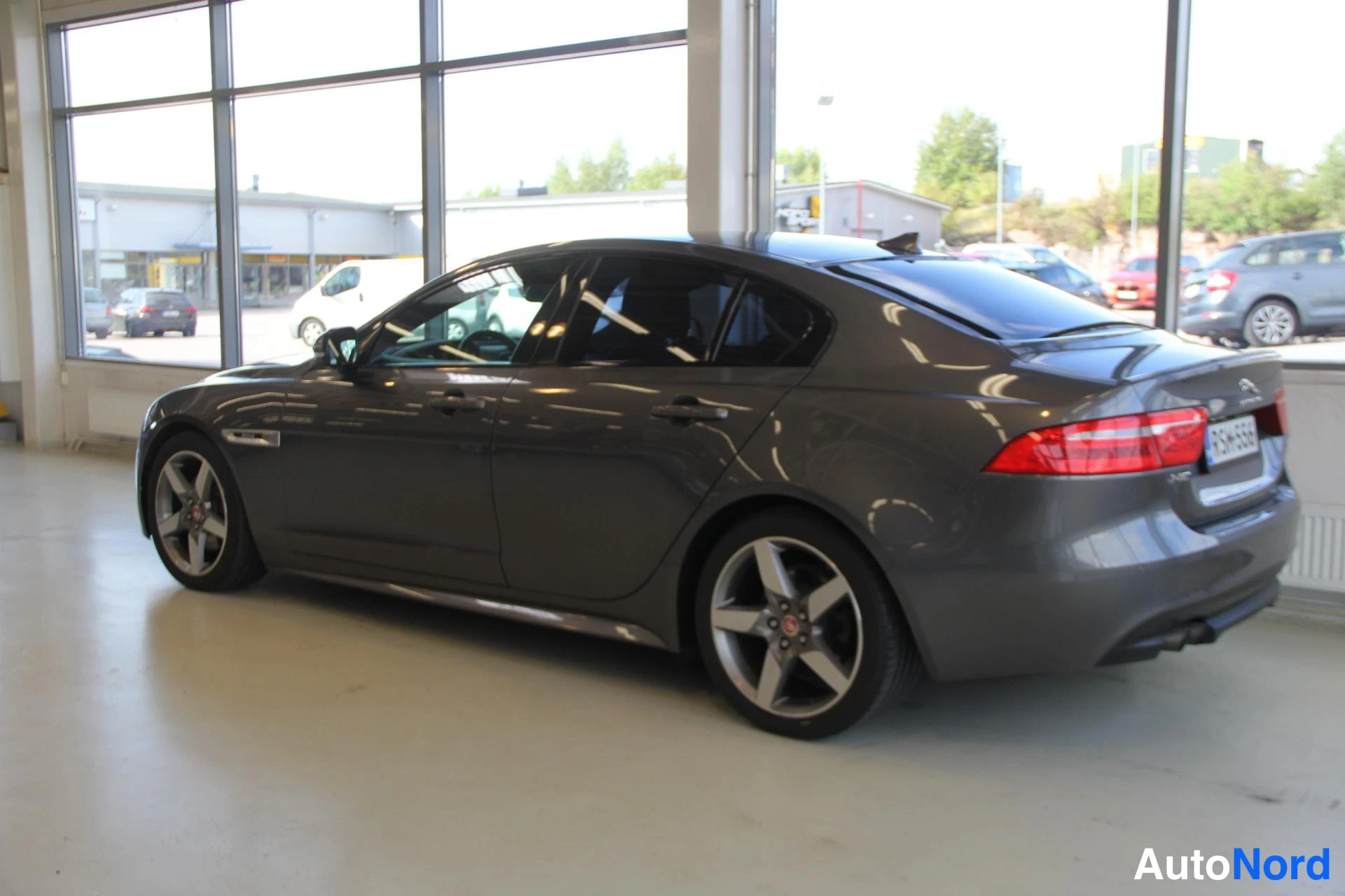 Valkoinen Jaguar XE 2016, takaviisto, kuva 5