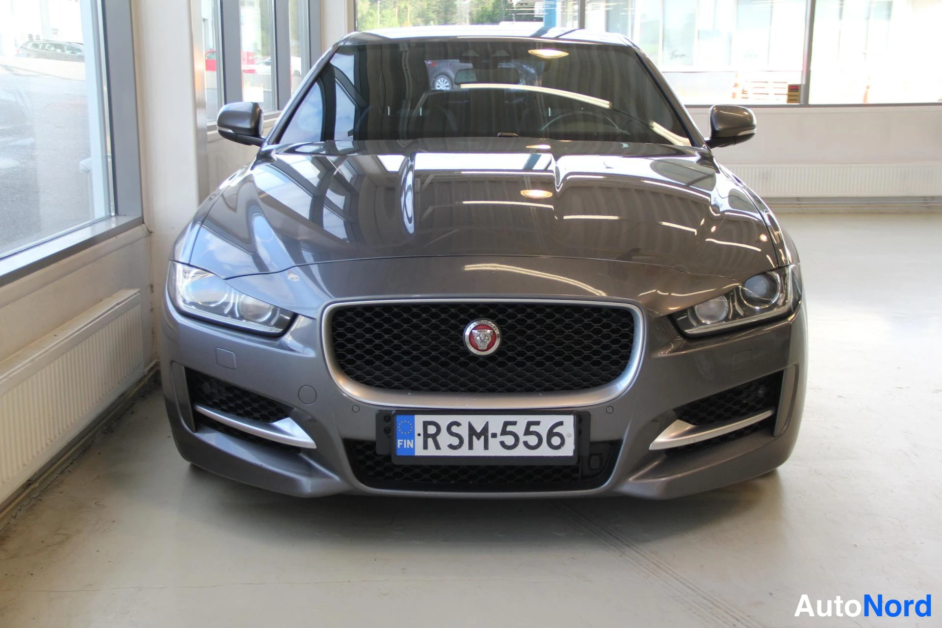 Valkoinen Jaguar XE 2016, edestä, kuva 4