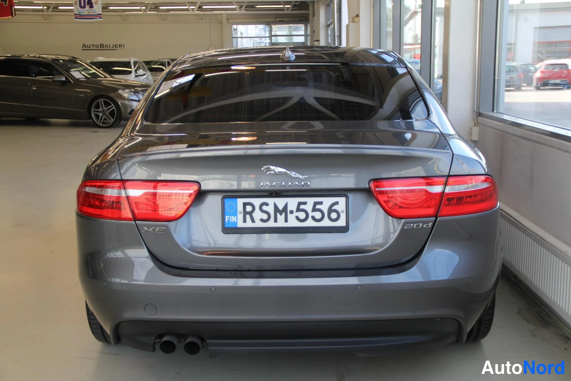 Valkoinen Jaguar XE 2016, takaa, kuva 6