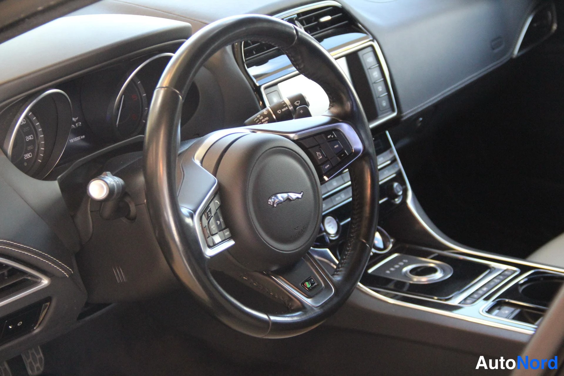 Valkoinen Jaguar XE 2016, ohjaamo, kuva 8