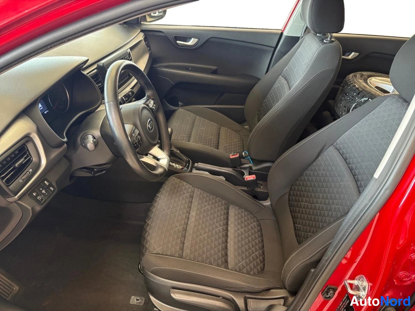 Punainen Kia Rio 2019, etuistuimet, kuva 10