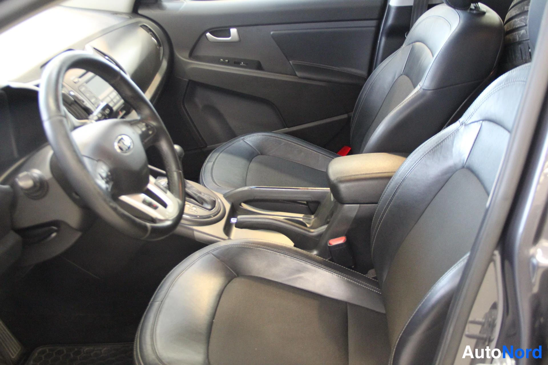 Harmaa Kia Sportage 2013, etuistuimet, kuva 9