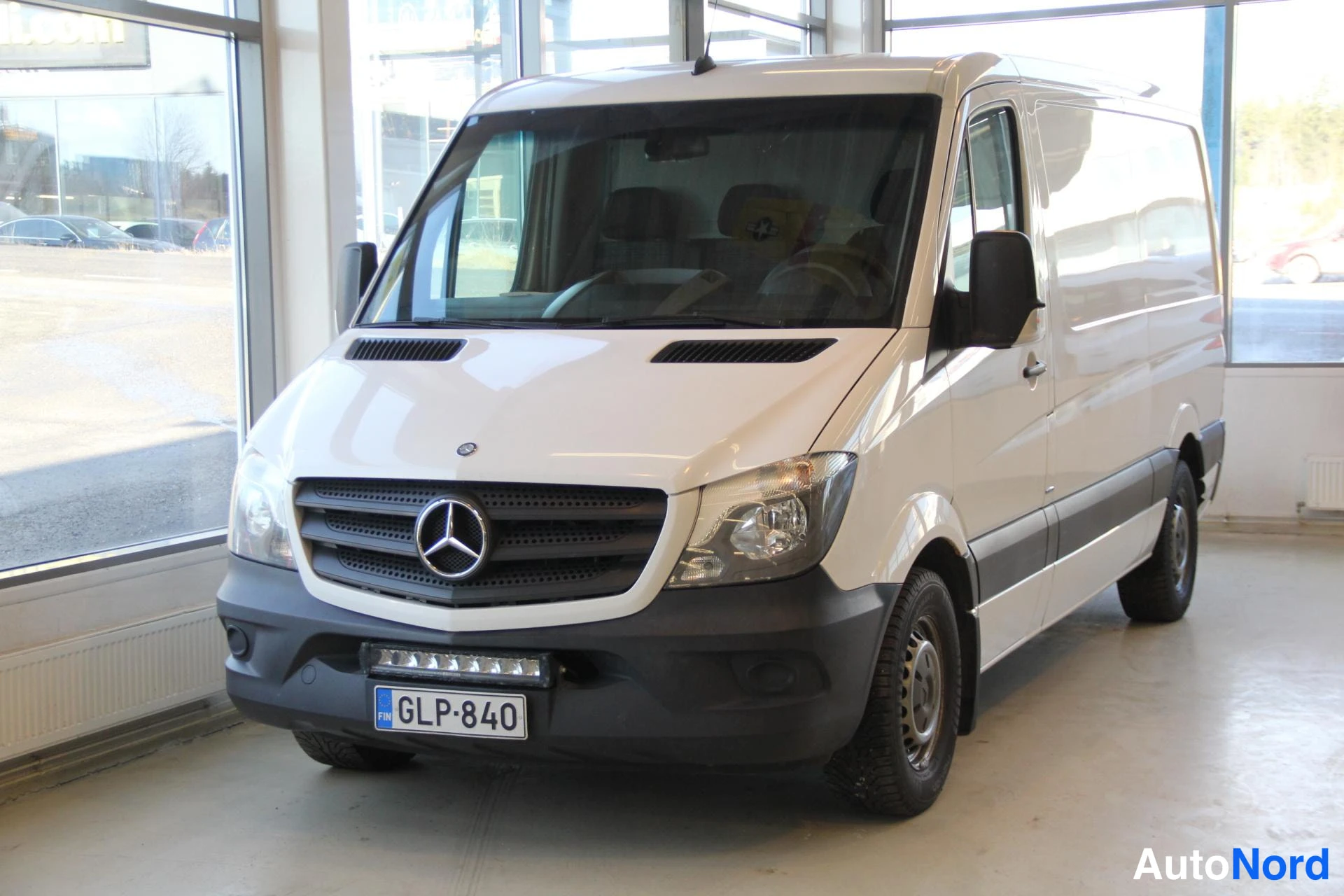 Valkoinen Mercedes-Benz Sprinter 316 CDI 2015, etuviisto, keula vasemmalle, kuva 2