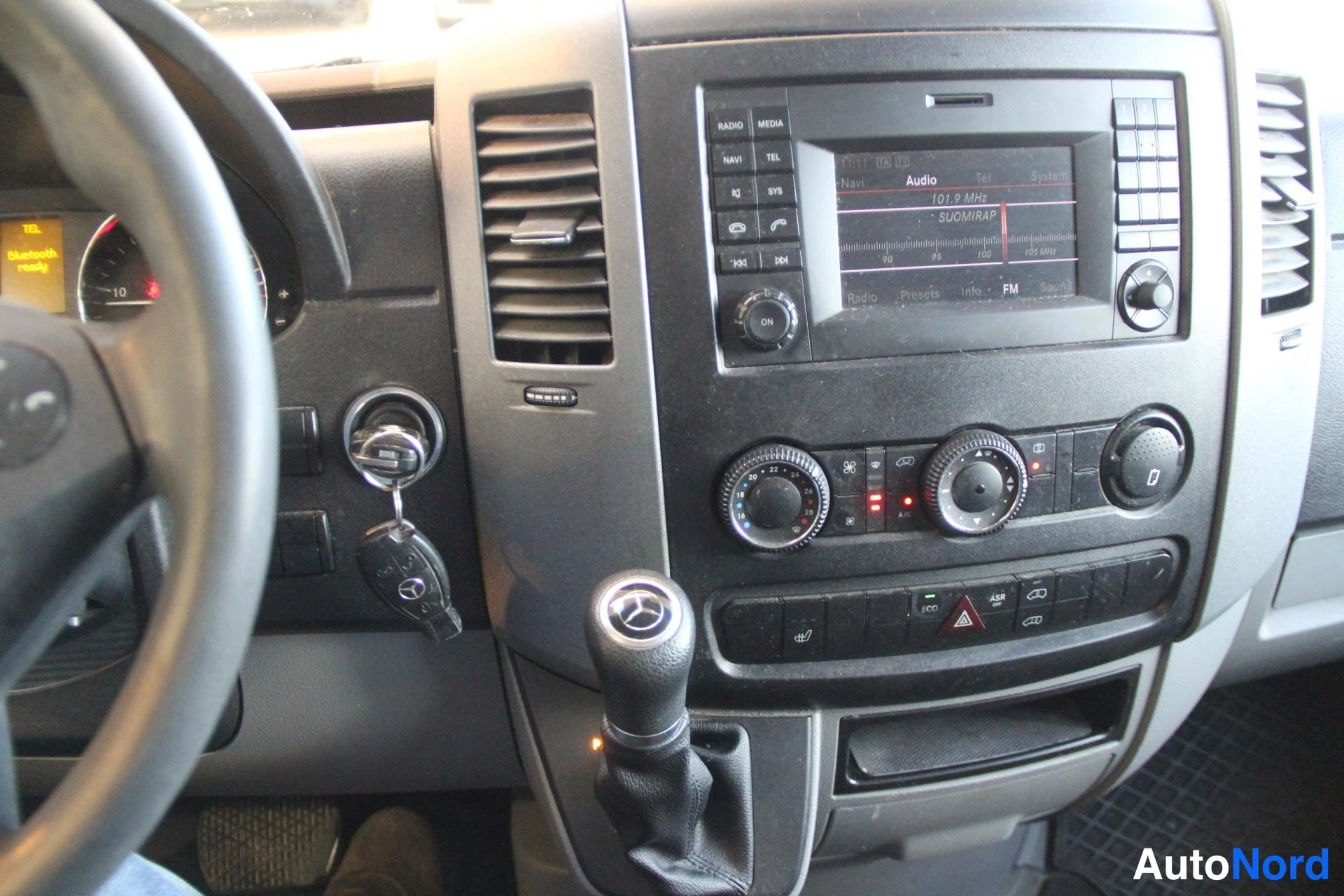 Valkoinen Mercedes-Benz Sprinter 316 CDI 2015, yksityiskohta, kuva 13