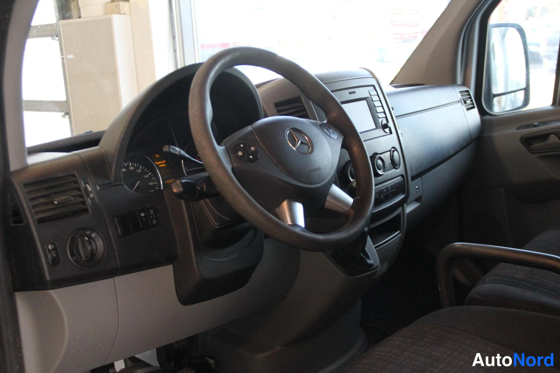 Valkoinen Mercedes-Benz Sprinter 316 CDI 2015, ohjaamo, kuva 8