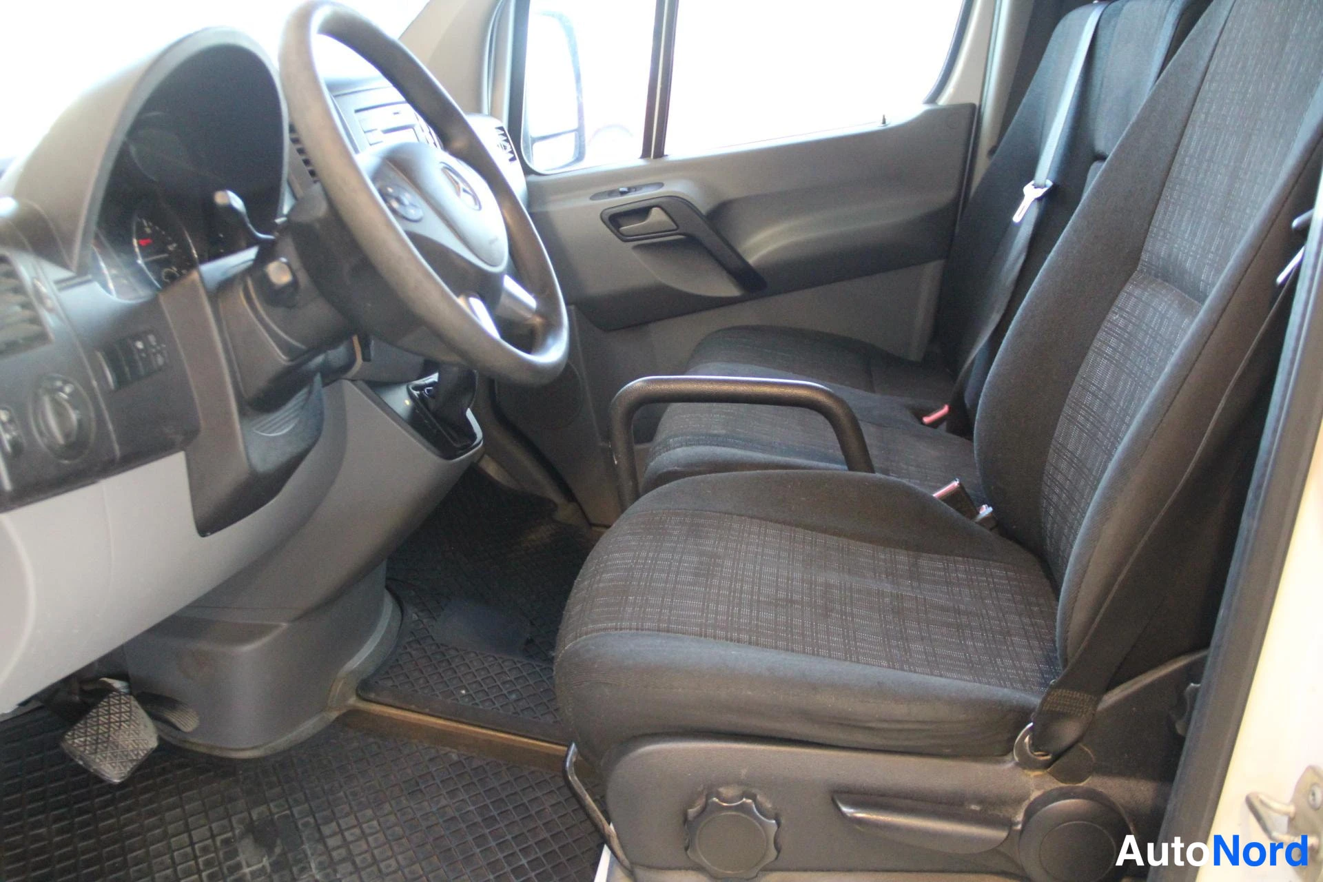 Valkoinen Mercedes-Benz Sprinter 316 CDI 2015, etuistuimet, kuva 9