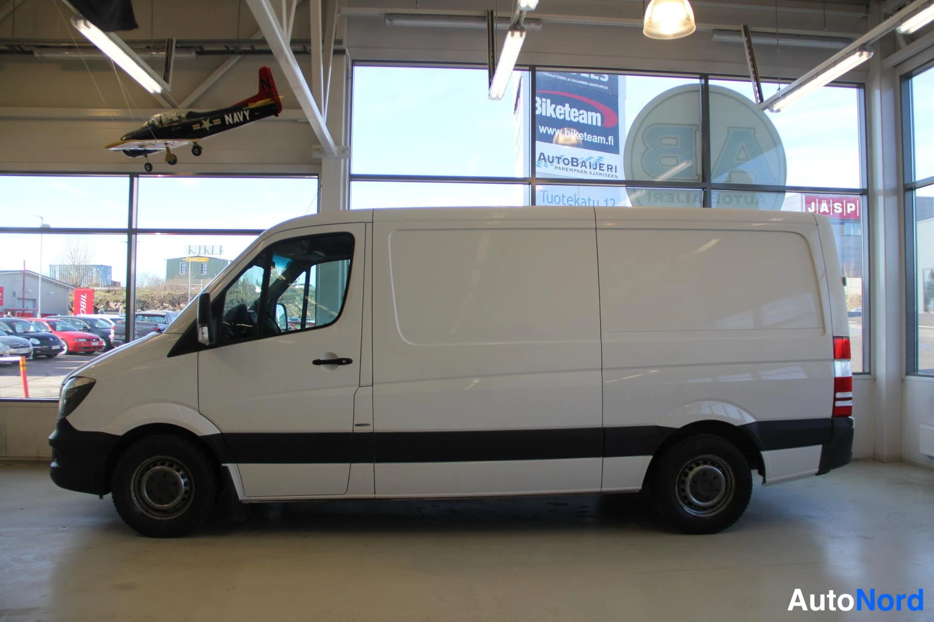 Valkoinen Mercedes-Benz Sprinter 316 CDI 2015, sivulta, kuva 4