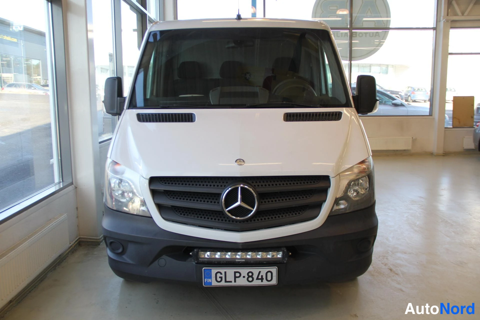 Valkoinen Mercedes-Benz Sprinter 316 CDI 2015, edestä, kuva 3