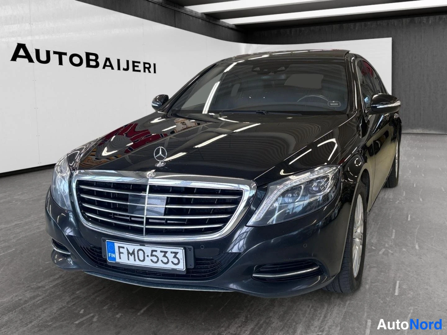 Musta Mercedes-Benz S 350 BlueTEC 2014, etuviisto, keula vasemmalle, kuva 2