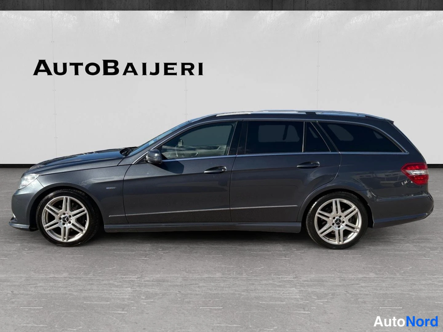 Musta Mercedes-Benz E 200 2010, sivulta, kuva 5