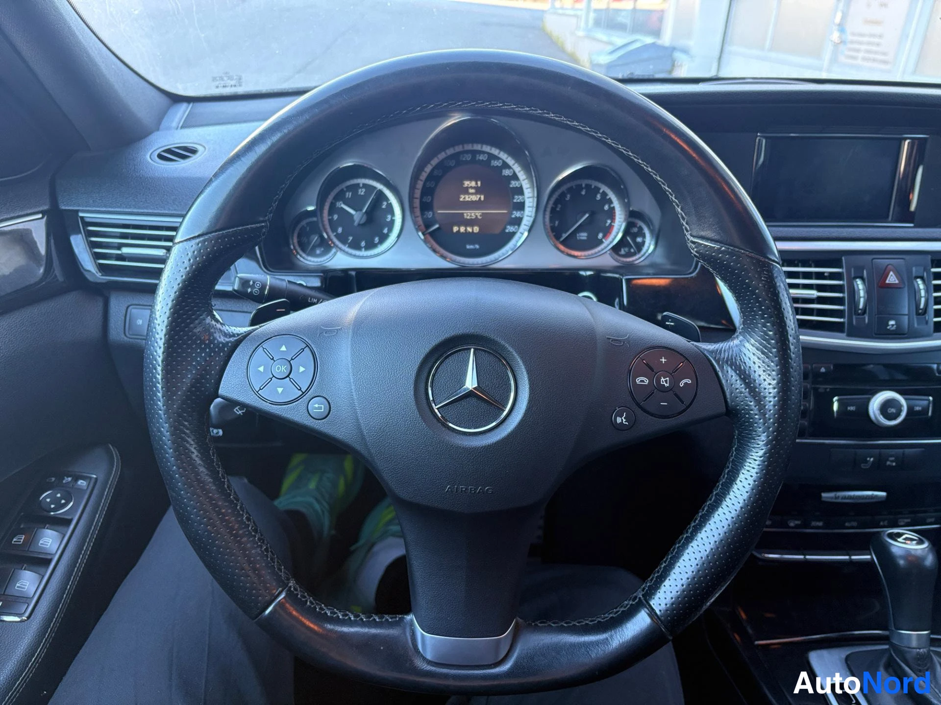 Musta Mercedes-Benz E 200 2010, ohjaamo, kuva 9