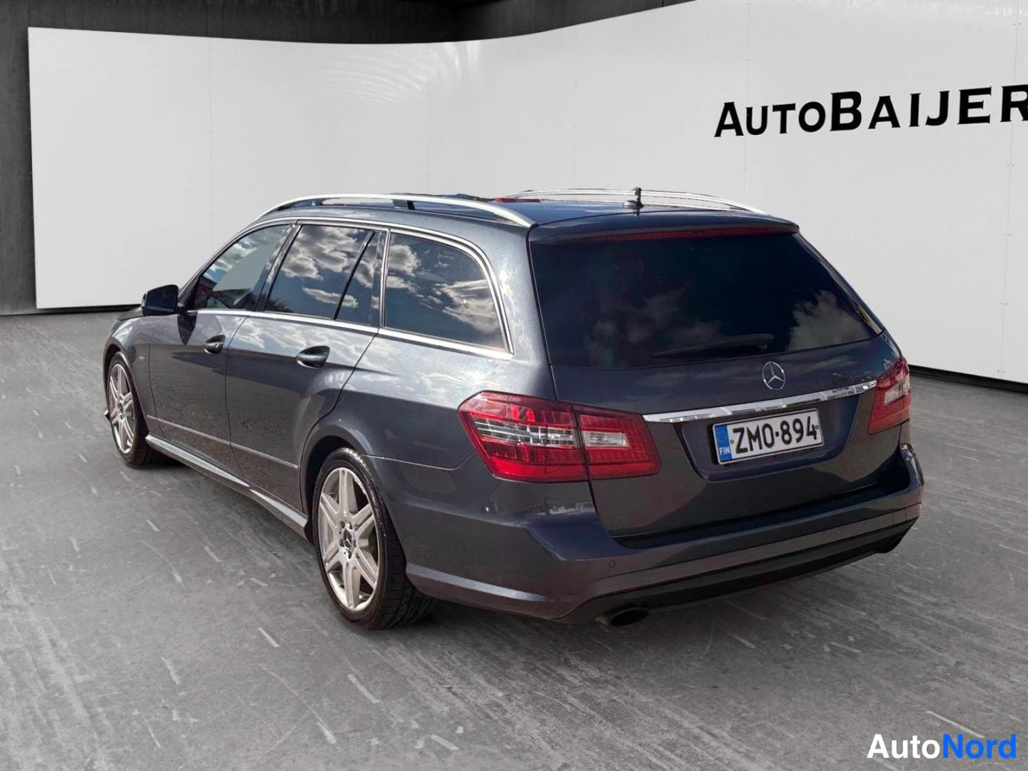 Musta Mercedes-Benz E 200 2010, takaviisto, kuva 7
