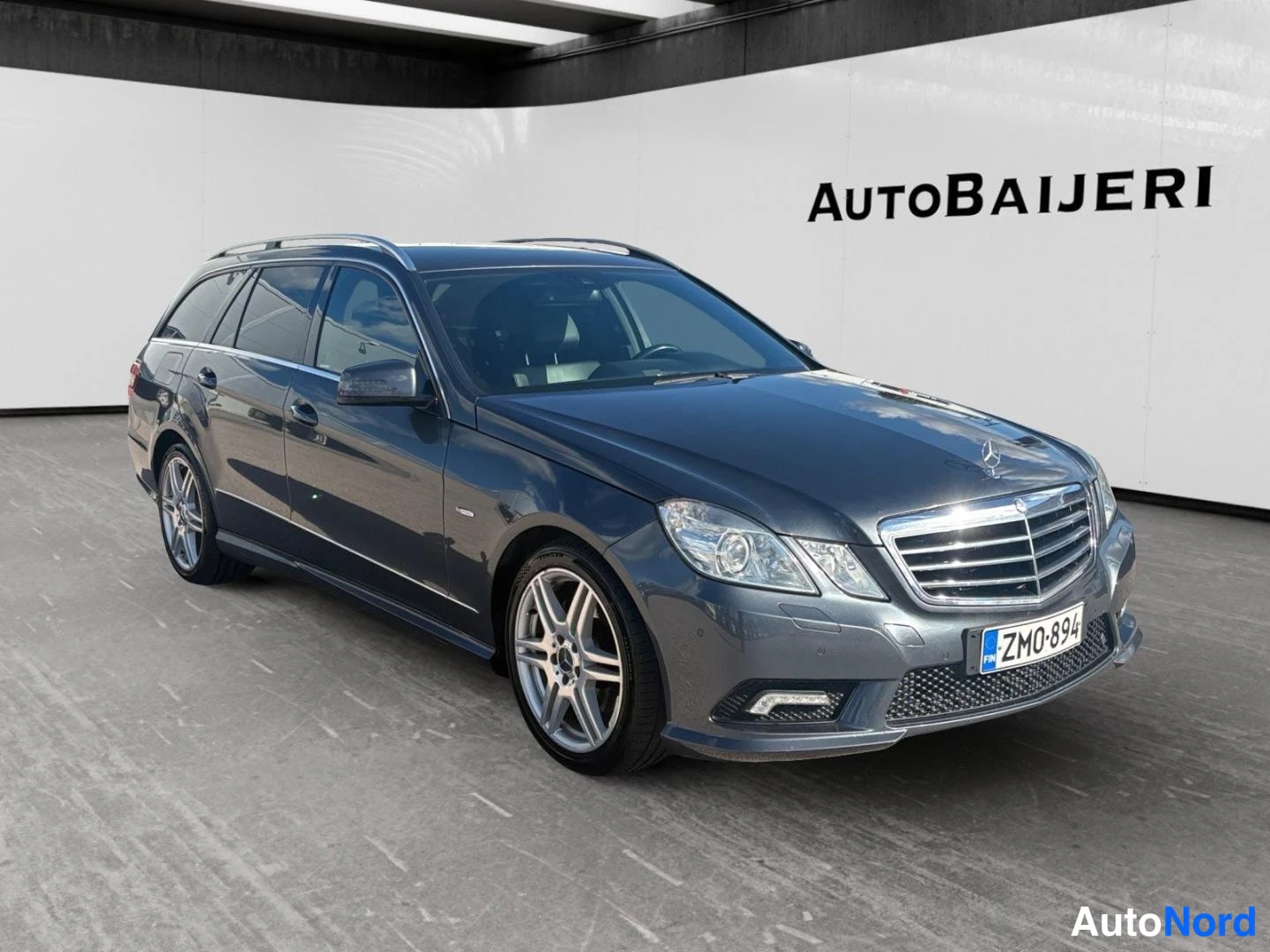 Musta Mercedes-Benz E 200 2010, etuviisto, keula oikealle, kuva 3