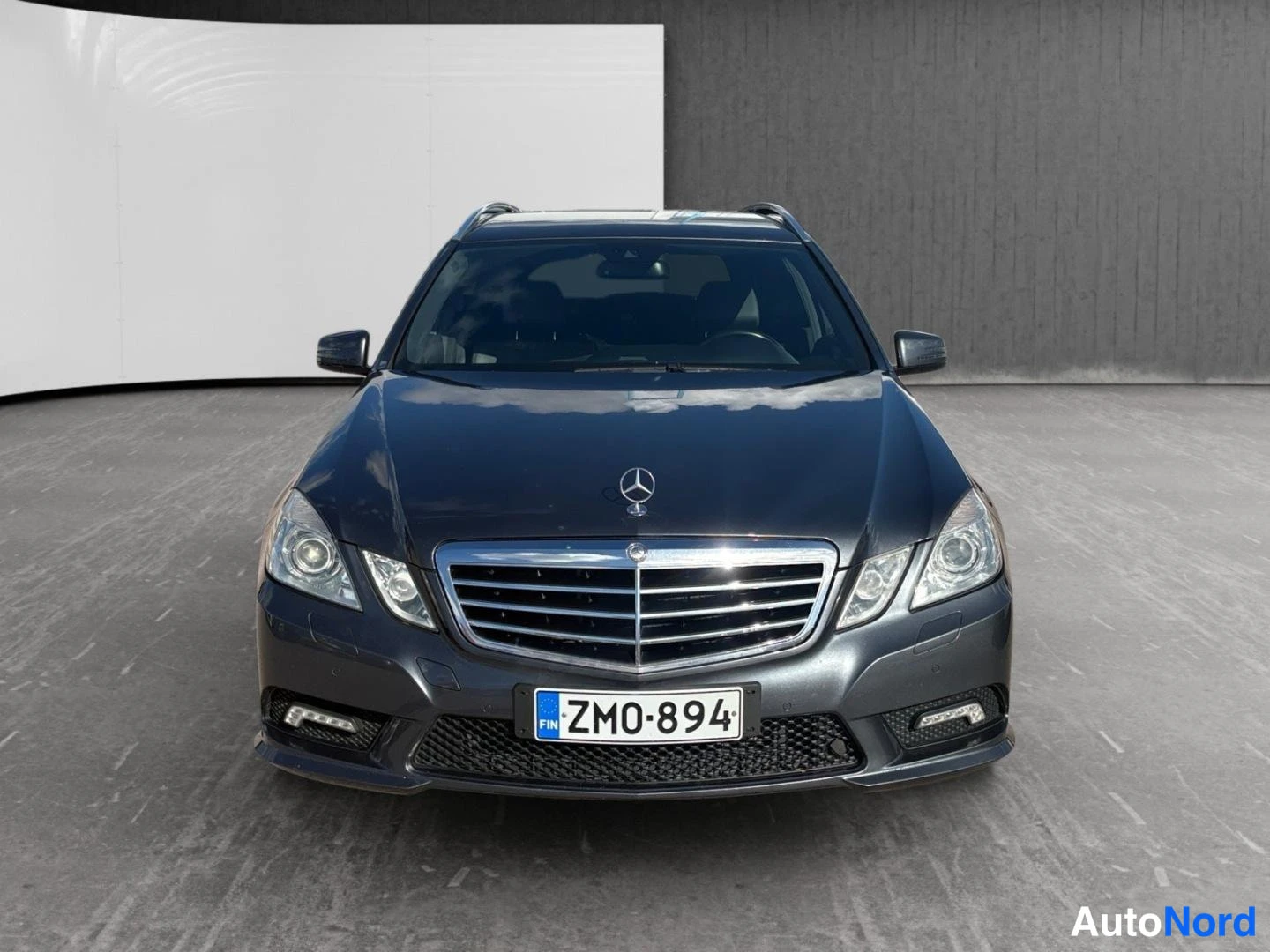 Musta Mercedes-Benz E 200 2010, edestä, kuva 4
