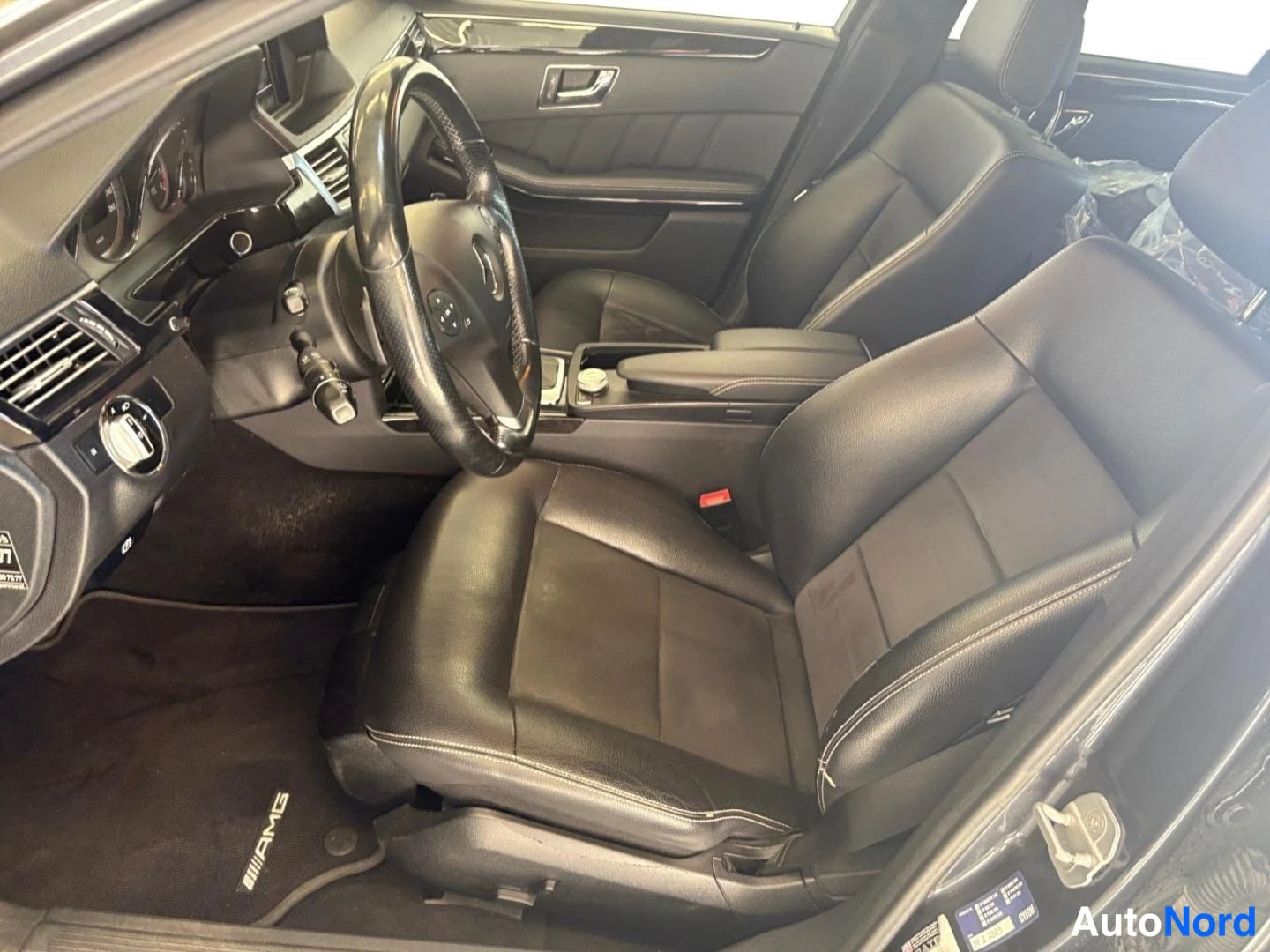 Musta Mercedes-Benz E 200 2010, etuistuimet, kuva 11