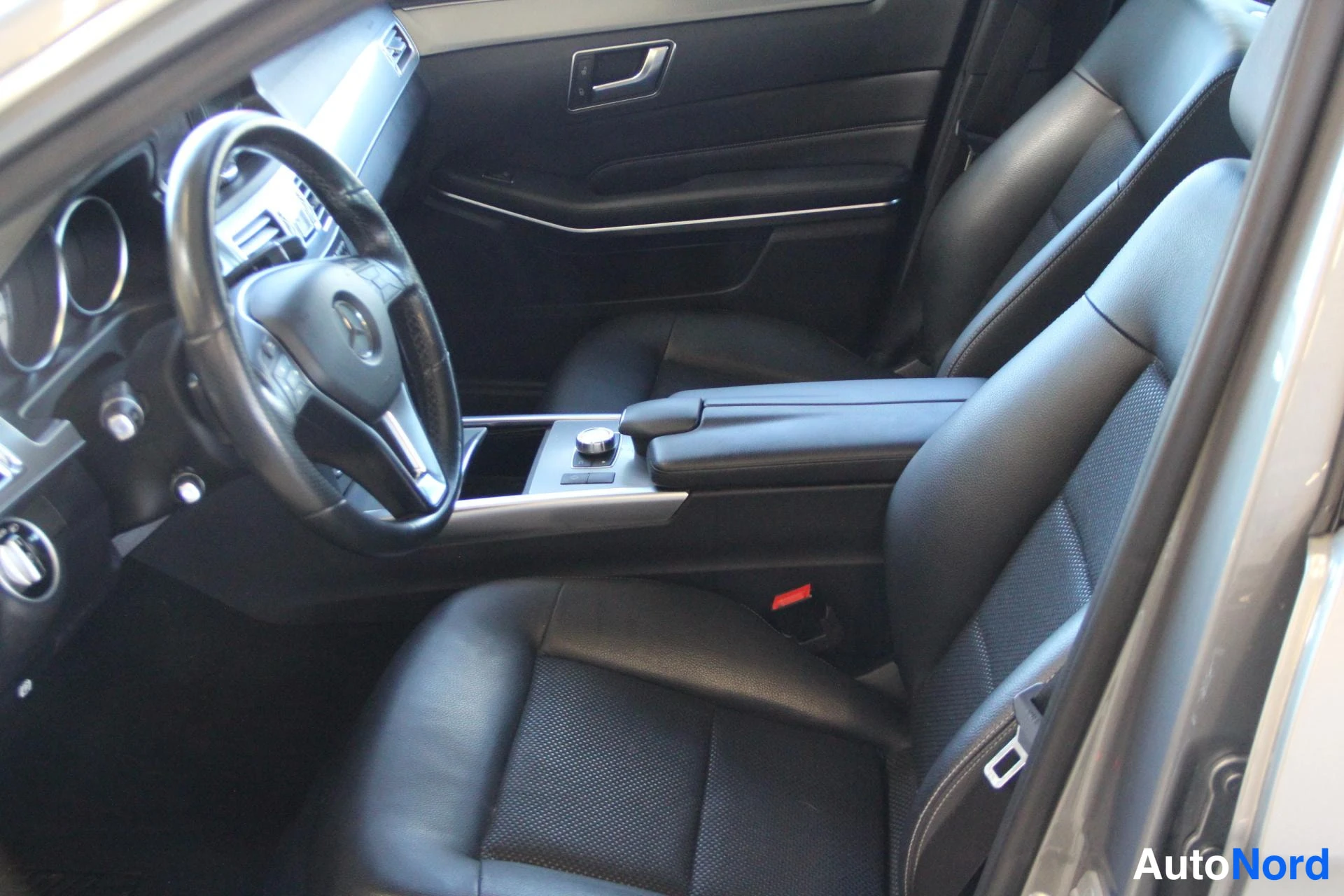 Grå Mercedes-Benz E 220 BlueTEC 2015, framsäten, bild 11