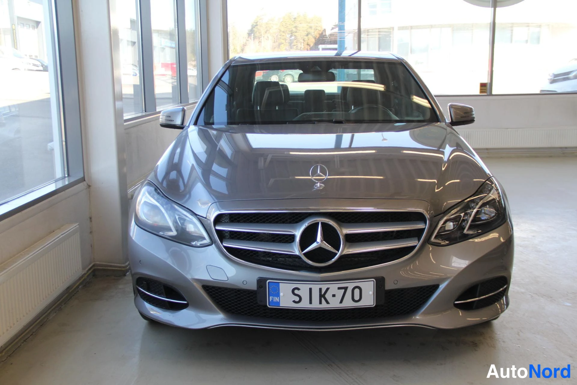 Grå Mercedes-Benz E 220 BlueTEC 2015, framifrån, bild 3