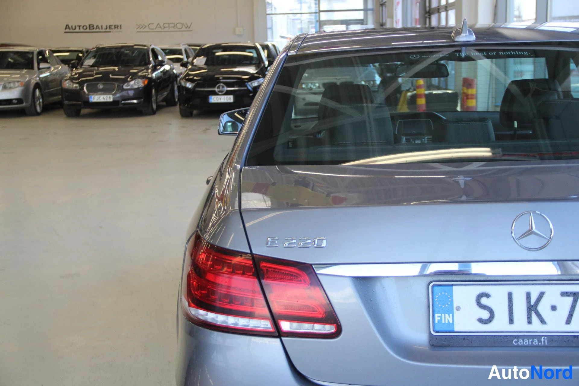 Grå Mercedes-Benz E 220 BlueTEC 2015, bakifrån, bild 7