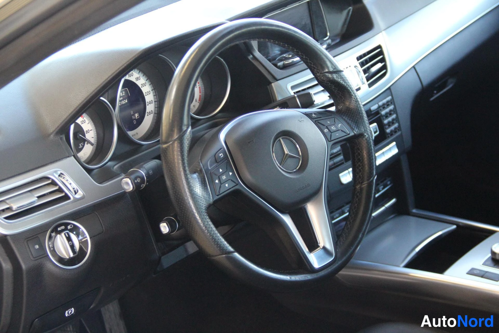 Grå Mercedes-Benz E 220 BlueTEC 2015, förarplats, bild 10