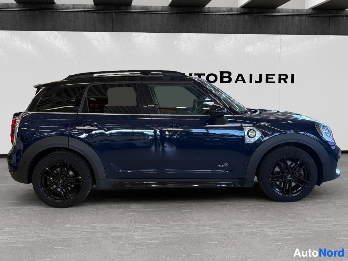 Svart Mini Countryman Cooper SE ALL4 2018, snett framifrån, fronten åt höger, bild 3