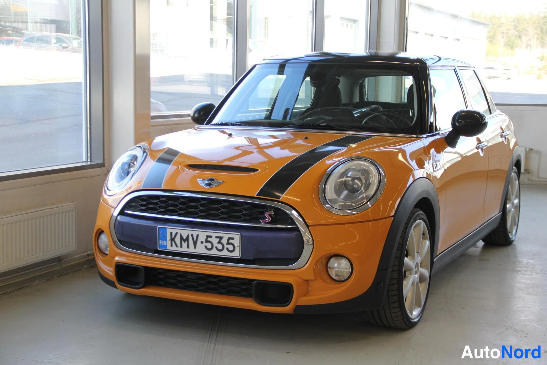 Oranssi Mini Cooper S 2015, etuviisto, keula vasemmalle, kuva 2