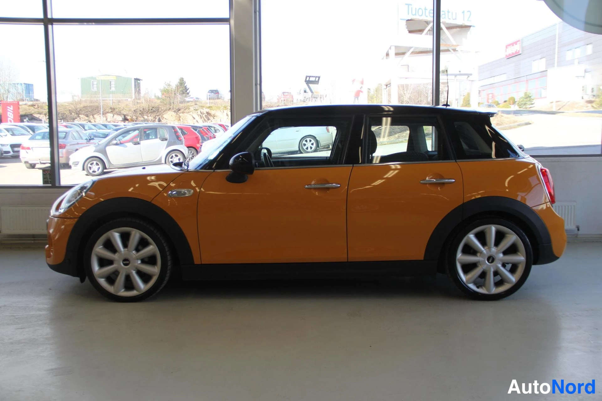 Oranssi Mini Cooper S 2015, sivulta, kuva 5